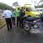 Motociclista resbala y se lesiona en una calle de Managua