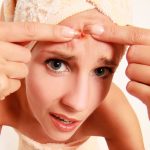 La almohada puede ser la causa del acné en tu rostro