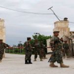 Ataque talibán deja al menos 140 muertos en base militar afgana