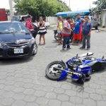 Managua: Vehículo se «tira el Alto» y atropella a motociclista