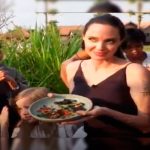 Angelina Jolie come insectos junto a sus hijos en Camboya