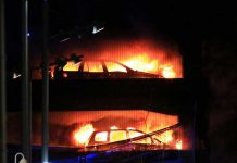 Incendio en aparcamiento calcina 1.400 autos en G. Bretaña