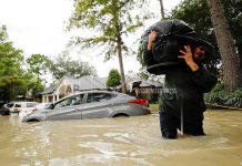 Texas busca víctimas mientras que Harvey se desplaza