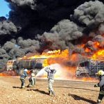 Atacantes destruyen 3 camiones de combustible en Nigeria