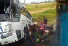 Choque de tren y autobús deja 2 muertos y 43 heridos en México