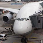 Una pasajera de 80 años lanza monedas en el motor de un avión para obtener «suerte»