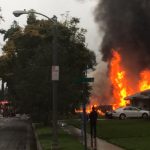 Avioneta se estrella contra viviendas en California