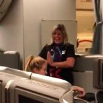 Azafata le baila a Shakira el Waka waka rumbo a boda de Messi