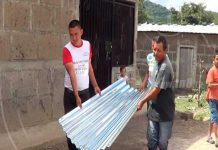 Boaco: Fundación entrega láminas de zinc a familias de escasos recursos