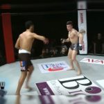 Luchador se burla de su rival con el ‘baile del robot’ y recibe terrible KO