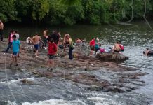 Veraneantes disfrutan en familia en los balnearios de Nueva Guinea