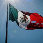 Video: Bandera de México se rompe en acto frente a Peña Nieto
