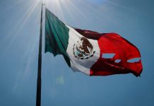 Video: Bandera de México se rompe en acto frente a Peña Nieto