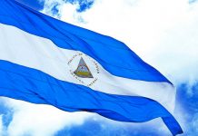 Bandera Azul y Blanco a media asta por René Núñez