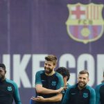 Un Messi descomunal mantiene líder al Barsa