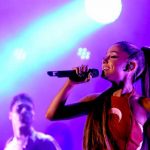 Ariana Grande sufre penoso accidente durante su concierto en Chile