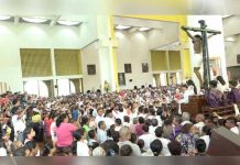 Católicos participan en tradicional Bajada de la Sangre de Cristo