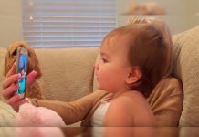 YouTube: video muestra a dos bebés hablando por teléfono