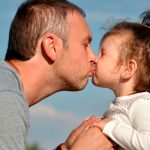 ¿Por qué nunca debes besar a tus hijos en la boca? Esto dicen los expertos