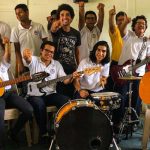 Bikentios Chávez se rifa a dar clases de música en el Doris María