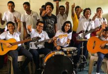 Bikentios Chávez se rifa a dar clases de música en el Doris María