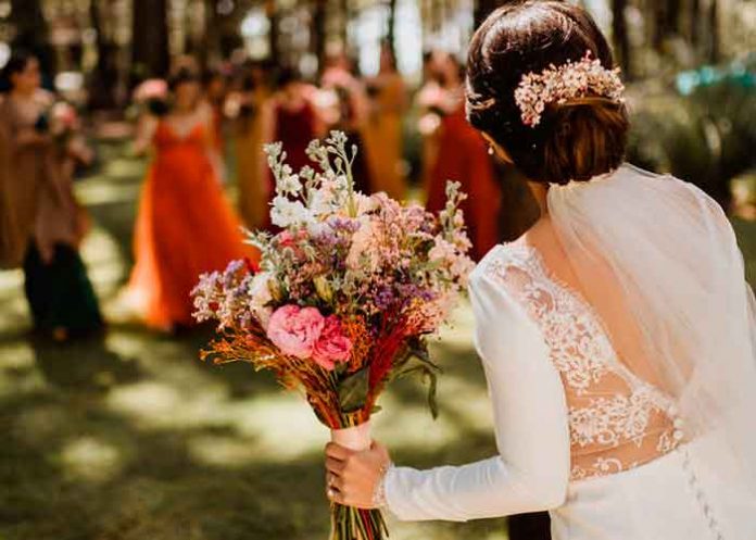 tendencia, viral, boda, crocs, tiktok, broma,