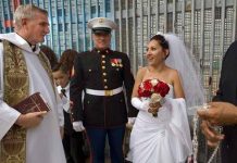 Emotiva boda en el cruce fronterizo entre EEUU y México