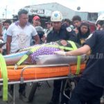 Motociclistas cae al pavimento y acompañante resulta lesionada