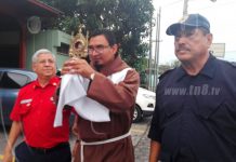 Bomberos reciben visita de reliquias de san Pio de Pietrelcina