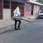 Fumigan viviendas en el barrio Nueva Libia, Managua