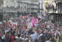 Donald Trump, «acogido» por miles de manifestantes en Bruselas