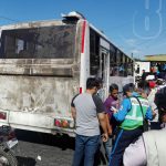 Managua: Llantas de bus pasan encima de un vende agua helada