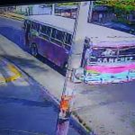 Video: Busero de Managua por poco mata a pareja de motorizados