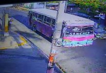 Video: Busero de Managua por poco mata a pareja de motorizados