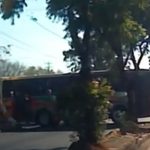 Video: Bus de Managua destruye señalización por mala maniobra