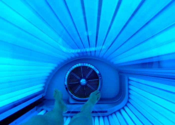 Austria, Kaltenbrunn, cama de bronceado, cadáver de mujer