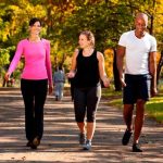 Estudio: Caminar ayuda a controlar riego sanguíneo al cerebro