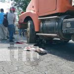 Motorizado mira la muerte de cerca al quedar bajo un camión en Managua nicaragua, camion, accidente, motociclista, managua,