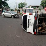 Chofer de camioncito se tira el alto y termina volcado