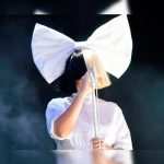 Cantante Sia dejó ver su cara sin su misteriosa peluca