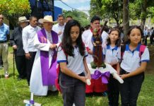 Cardenal Miguel Obando participa en tercer viacrucis de cuaresma