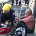 Señor sale vivo de milagro al caer en un cauce