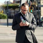 Cruzar la calle viendo el celular, motivo de multa en Hawái