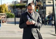 Cruzar la calle viendo el celular, motivo de multa en Hawái