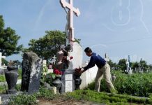 Familias visitan cementerios en este Día de las Madres