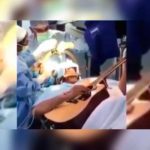 Video: Un hombre toca la guitarra mientras le operan el cerebro