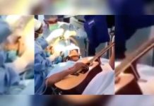 Video: Un hombre toca la guitarra mientras le operan el cerebro