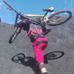 Ciclistas profesionales emprenden travesía para descender el Cerro Negro