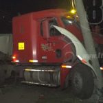 Camión cisterna se vuelca y termina estrellado contra poste en Chinandega