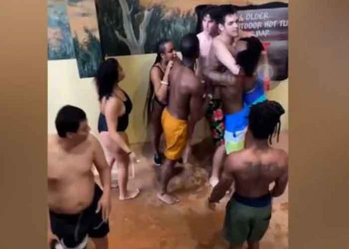 estados unidos, pelea, parque de diversiones,